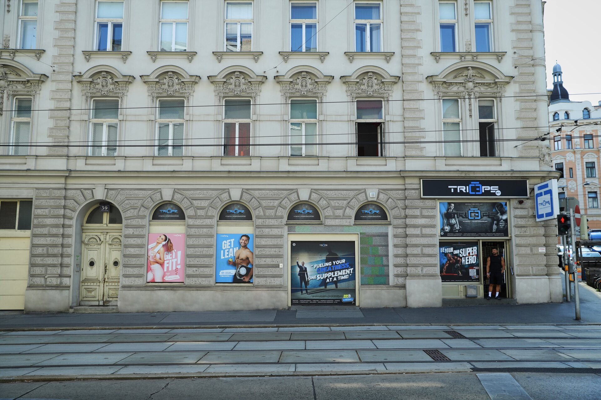 Außenansicht des Triceps Stores für Sportnahrung und Supplements in Wien