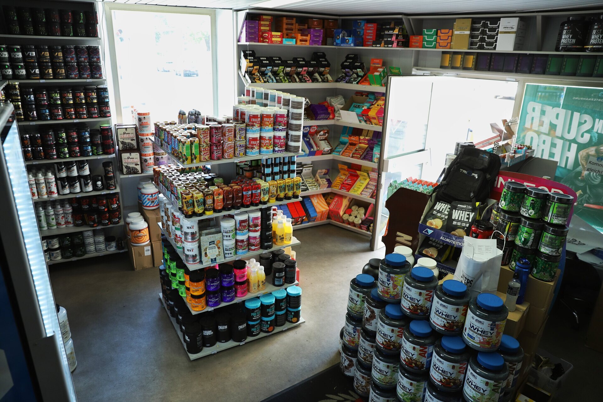 Triceps Store Eingangsbereich mit Sortiment und Regalen