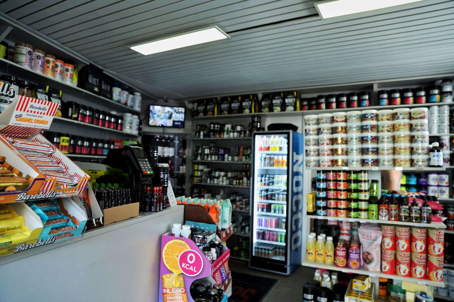 Triceps Store Innenansicht mit Protein, Snacks und Fitness-Getränken